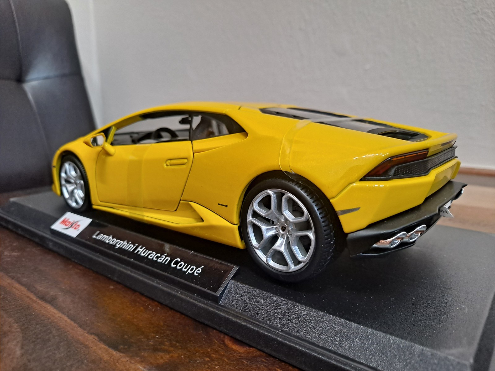 Rare Lamborghini Huracan Coupé LP 610-4 1:18 Yellow Diecast Car with Stand & Box