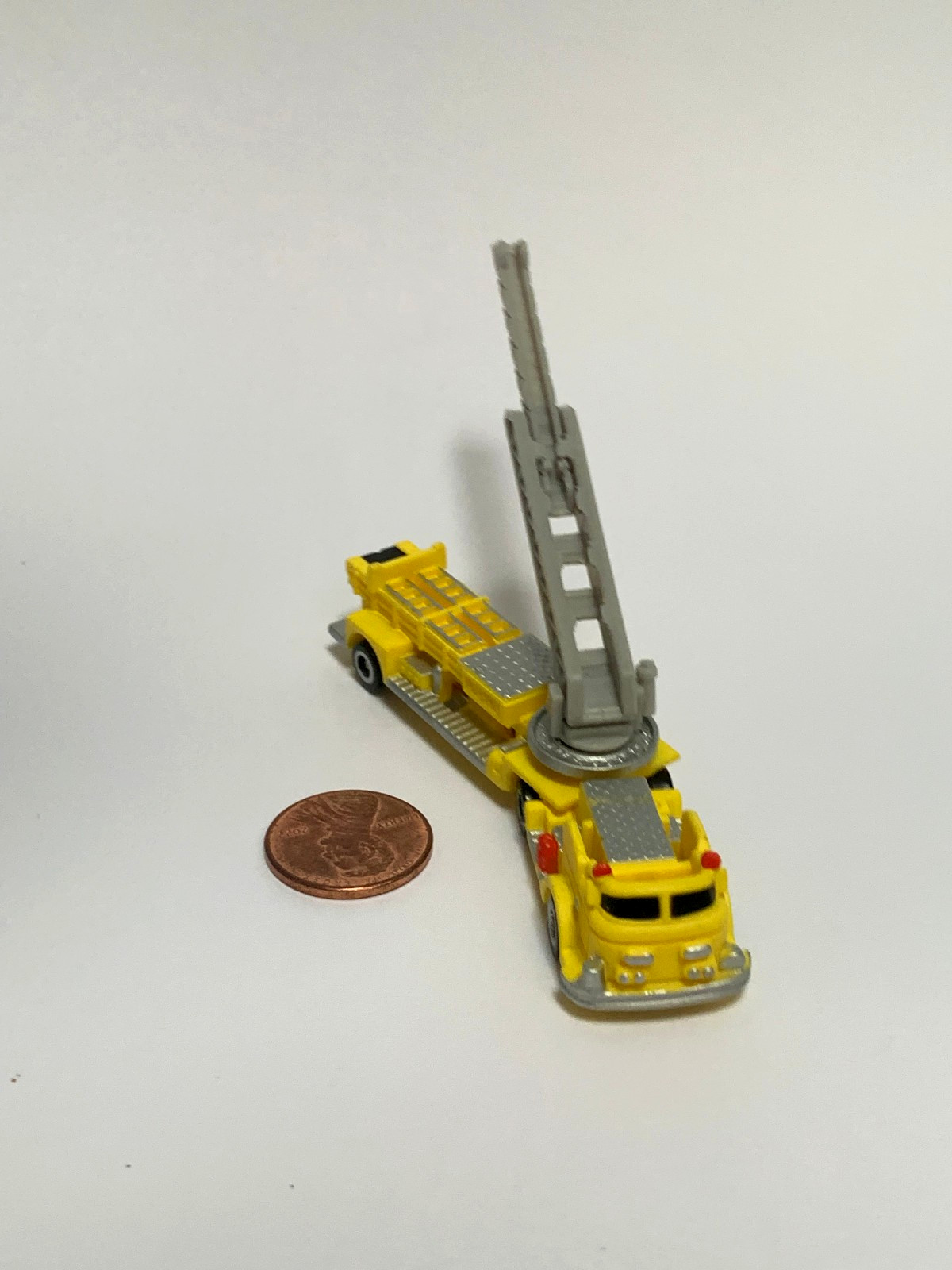 MICRO MACHINES SIZE N SCALE ARIAL FIRE LADDER TRUCK 1997 HOT WHEELS PLANET
