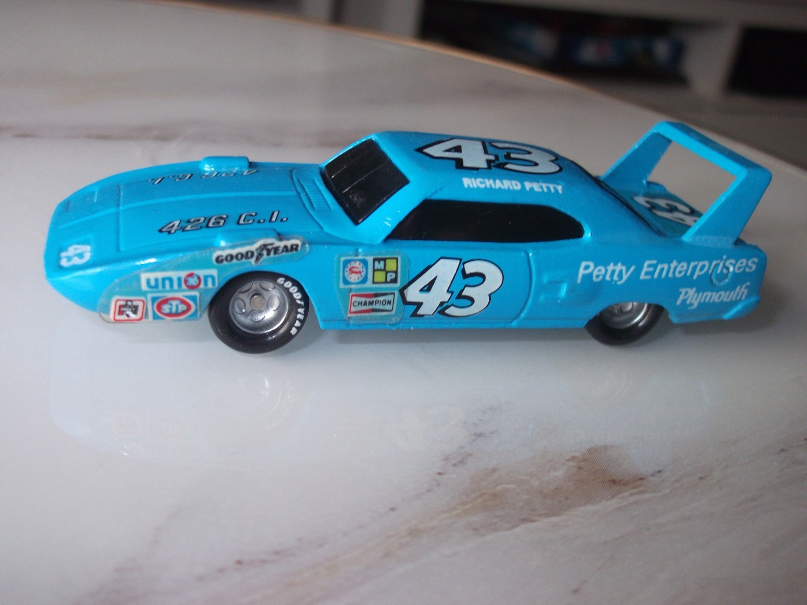 RICHARD PETTY VINTAGE MODEL 1970 PLYMOUTH SUPERBIRD RACING CHAMPIONS 1/64 CAR
