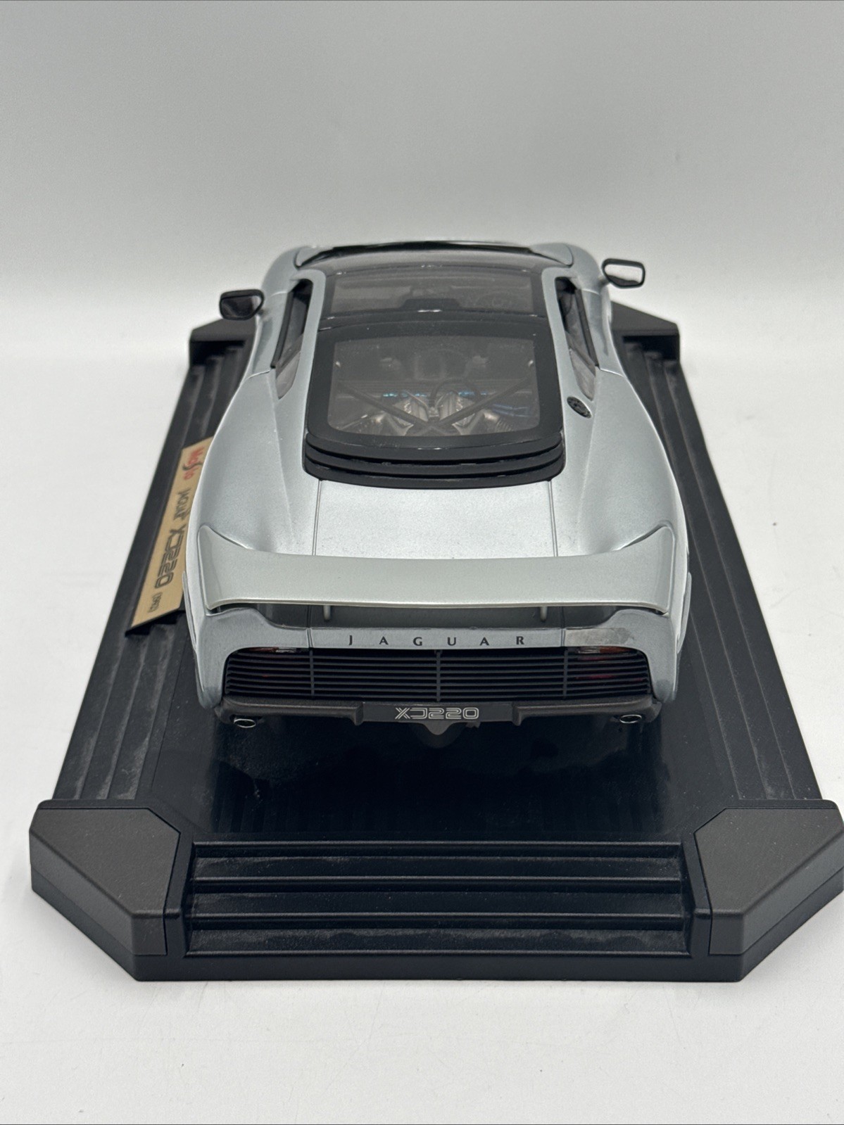 Maisto Silver Jaguar XJ220 1992 Diecast Model Car 1:12 Scale Sports Car W/ Base