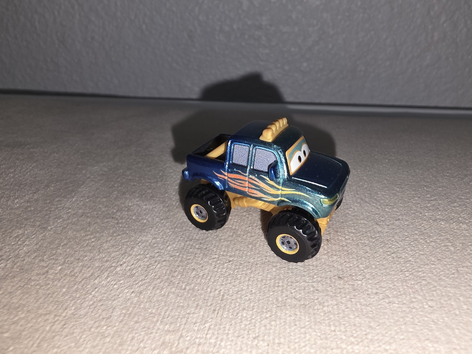 Disney Pixar Cars Mini Racers – Ivy On the Road Diecast Metal