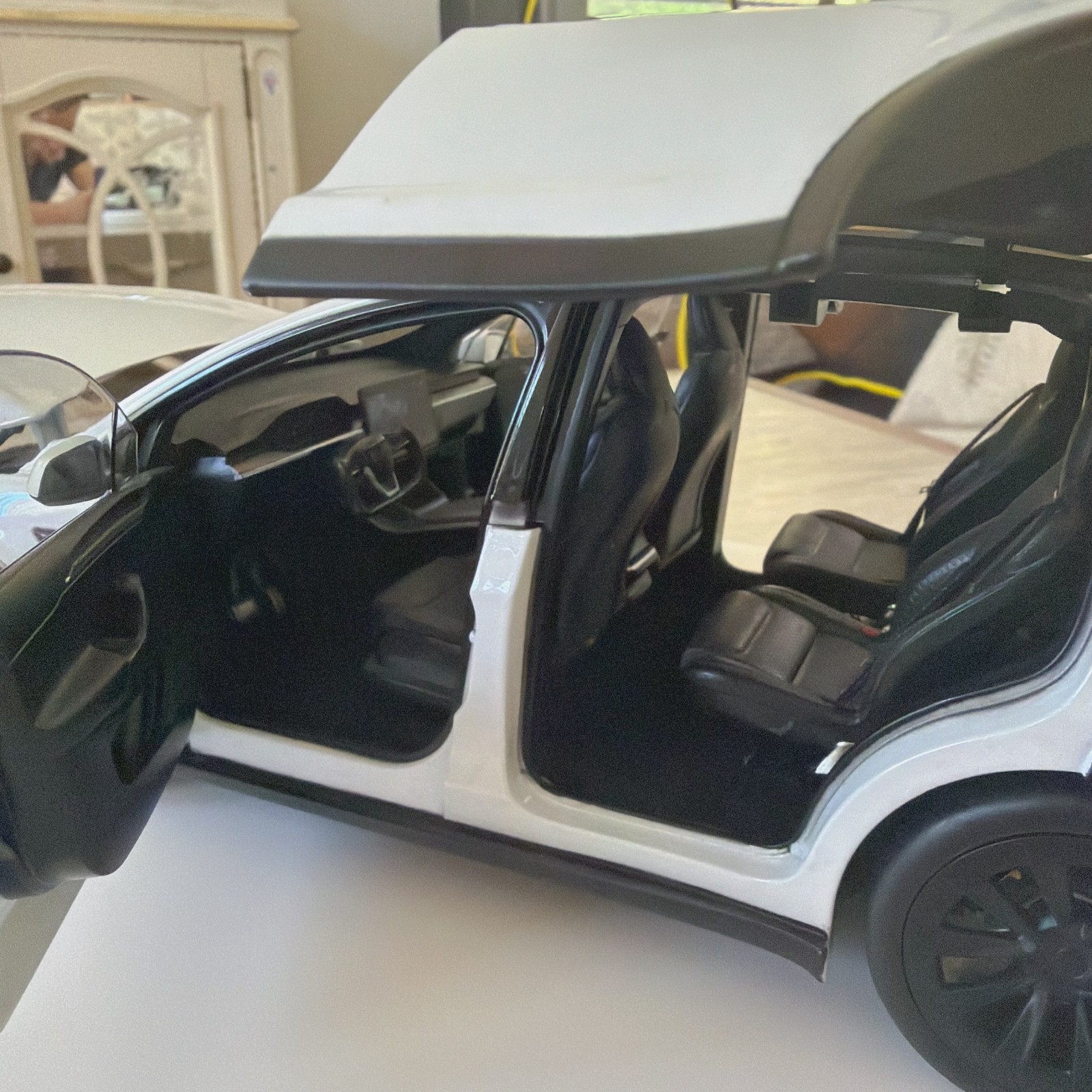 Brand New Genuine Tesla Model x 1:18 Scale Diecast White Model Car