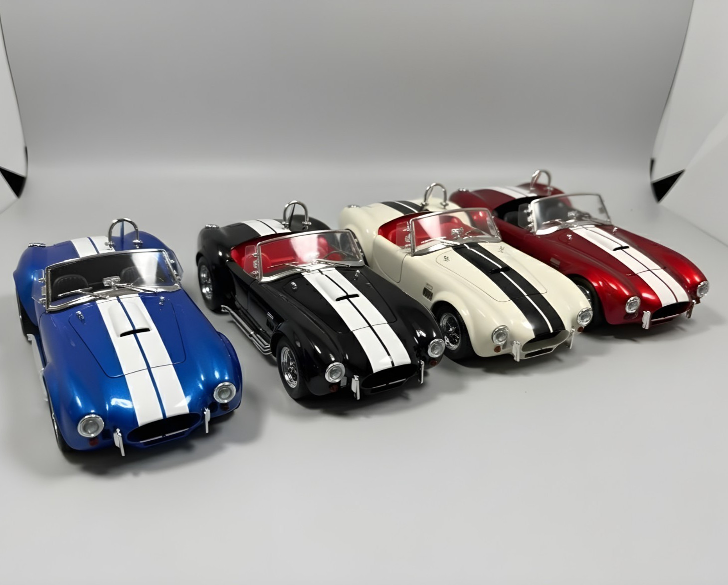 1:24 Ford Shelby Cobra 427 S/C Diecast-Light Sound Vintage Charm for Collectors