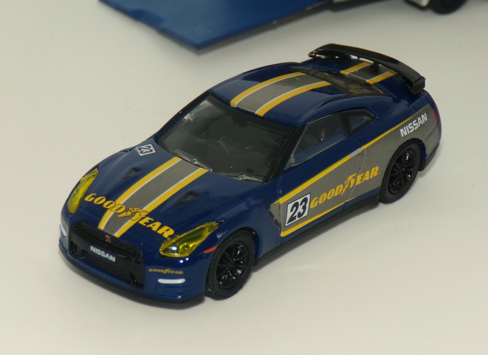 2014 Nissan GT-R (R35)-2015 Ford F-150-Enclosed Car Hauler…Greenlight…..1:64
