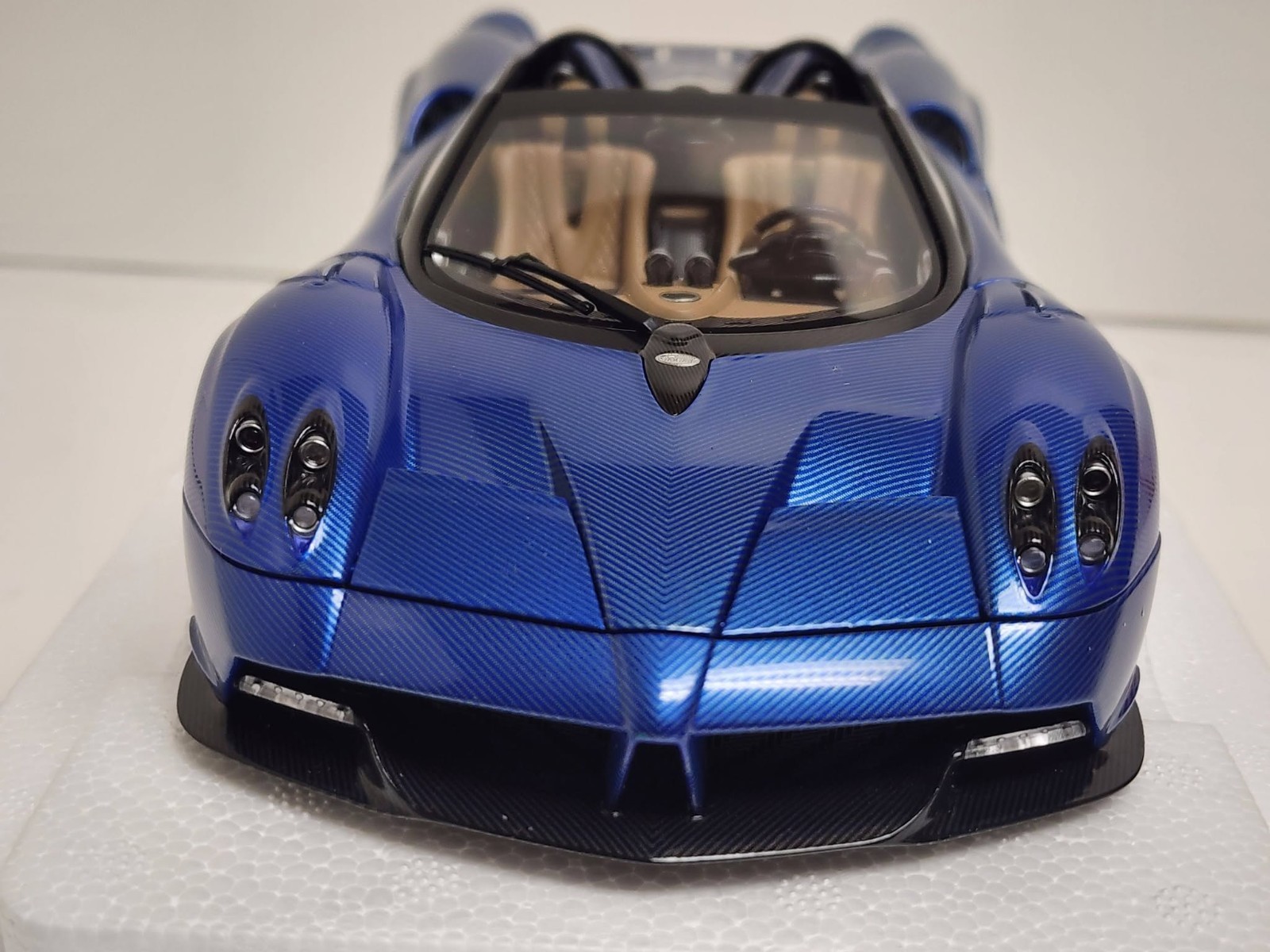 AUTOart 1:18 diecast car – Pagani Huayra Roadster (BLU Tricolore Carbon Fiber).