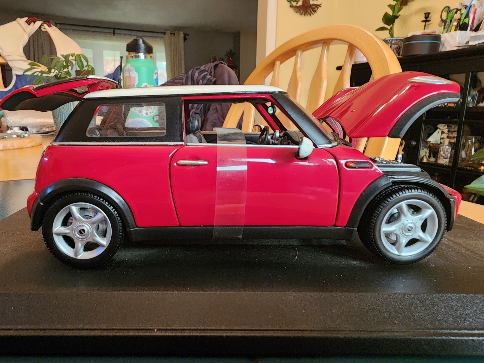2005 Mini Cooper Red 1:18 Scale Maisto Model With Stand