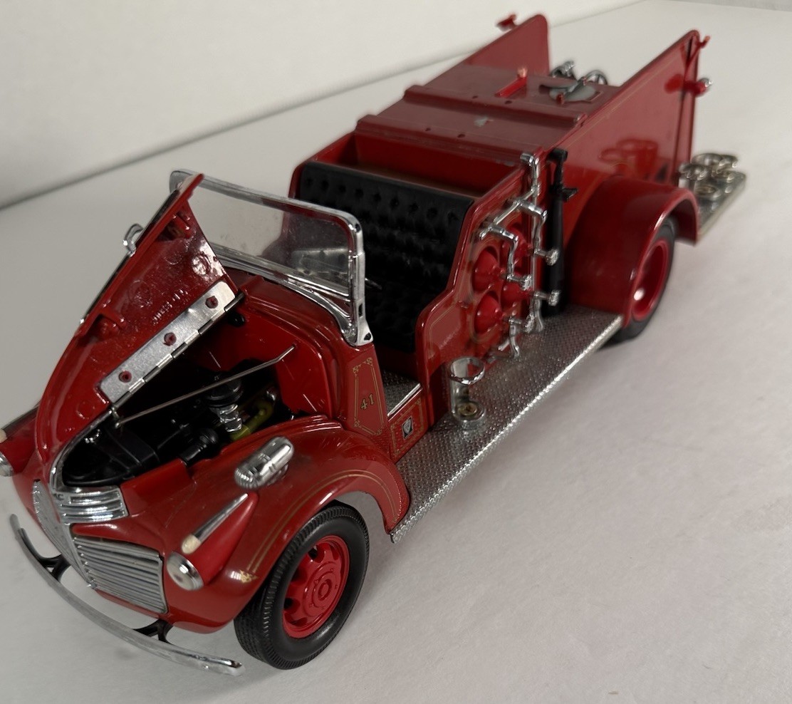 S1 1941 GMC Firetruck Red Fire Truck Yat Ming 1/24 Diecast #20068 – Vibrant NIB