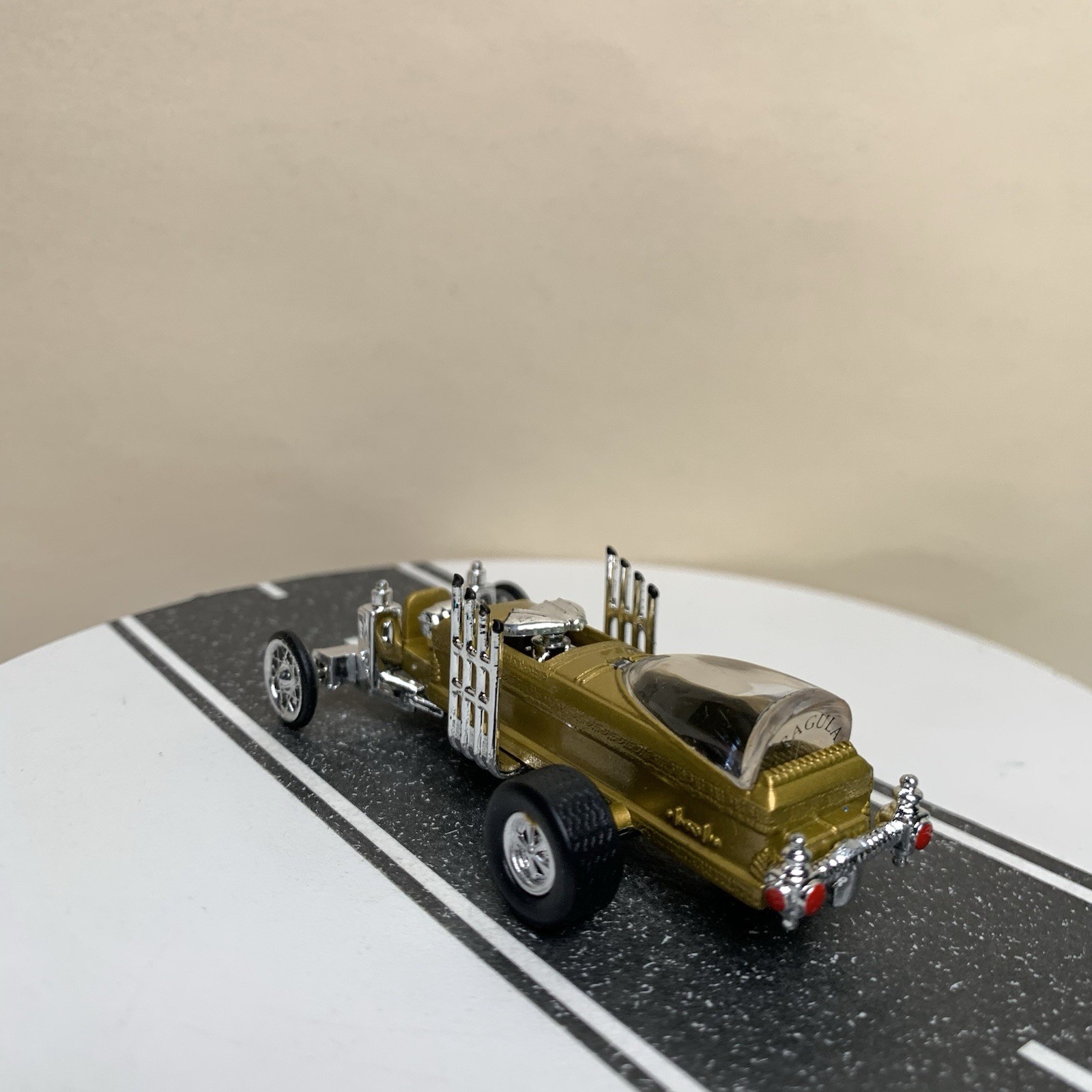 1999 Johnny Lightning Episode 2 The Munsters Drag-U-La Coffin Hot Rod Gold NM