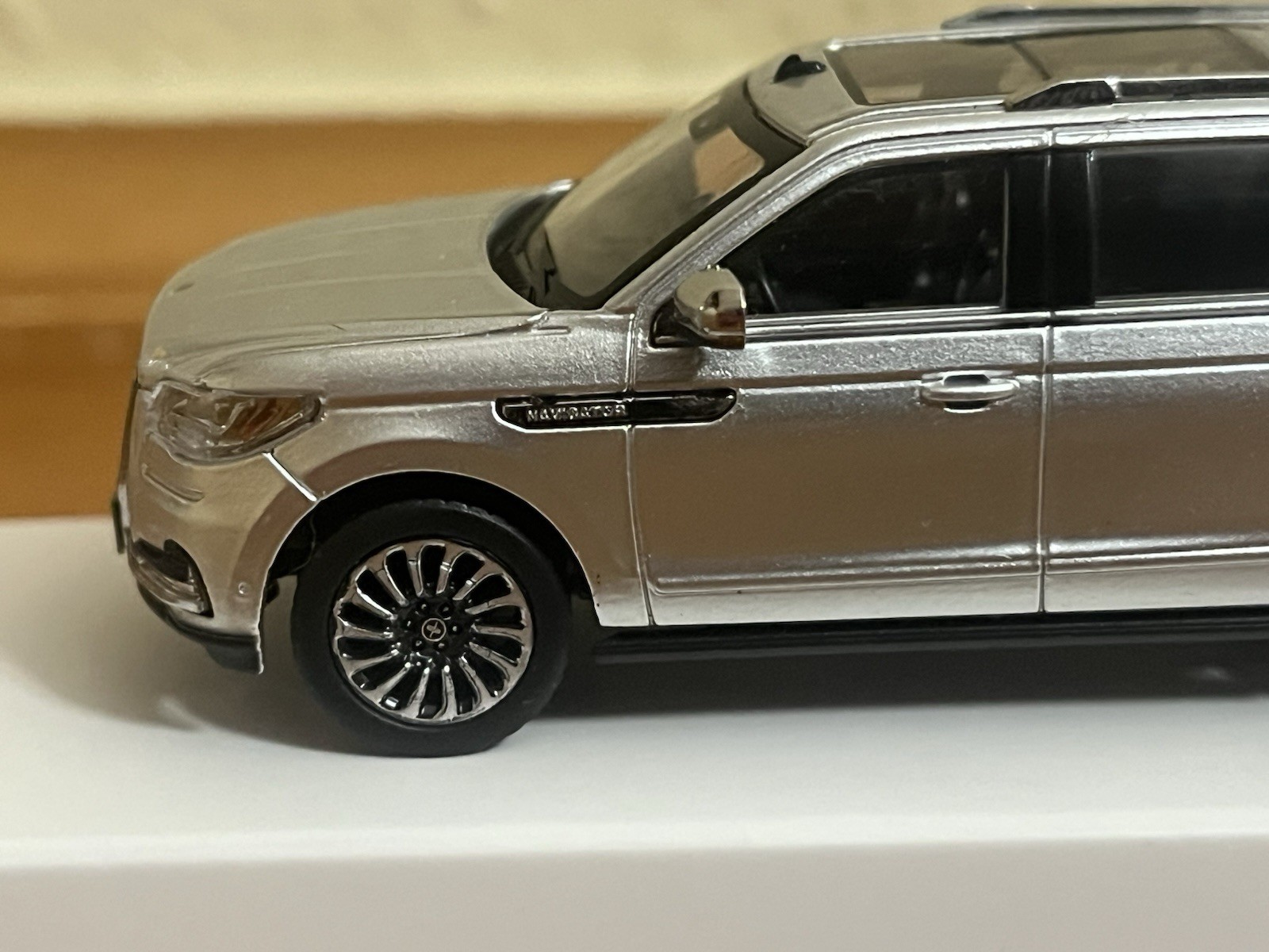 WTX 1:64 2018-2021 Lincoln Navigator L Reserve Silver W/ Folding Running Boards