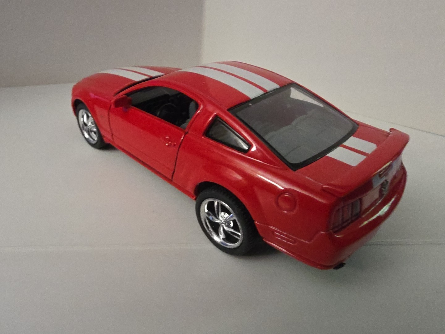2006 Kinsmart Kintoy 1:38 Die Cast Ford Mustang Pull Back Action Toy Car Red