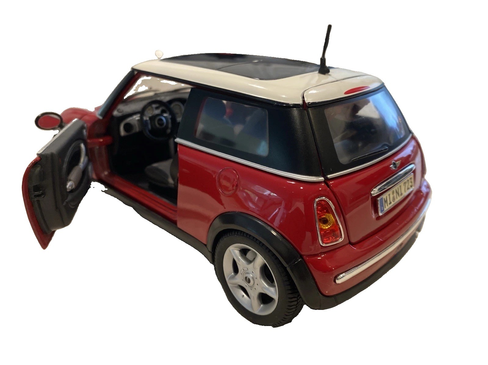 2005 Mini Cooper Red 1:18 Scale Maisto Model With Stand