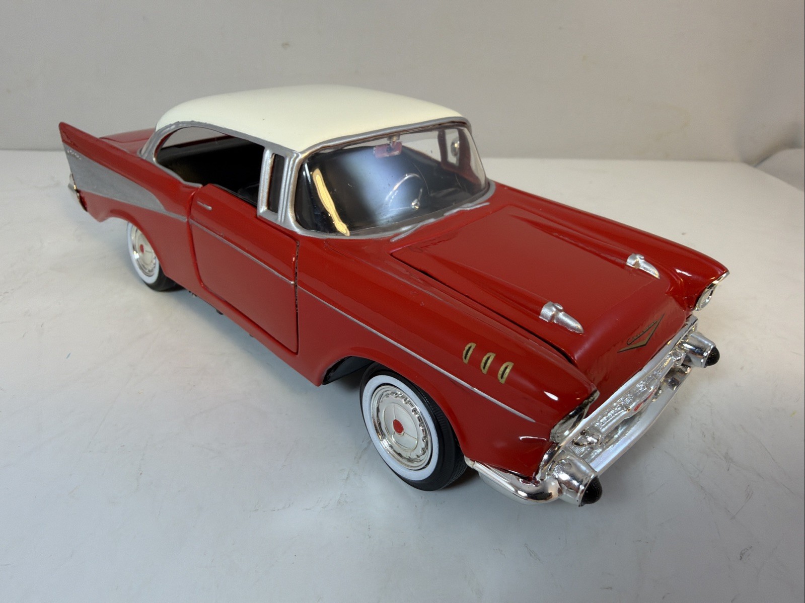 1:24 Scale Motormax 1957 Chevrolet Bel Air No. 68030/1 Red Officially Licensed