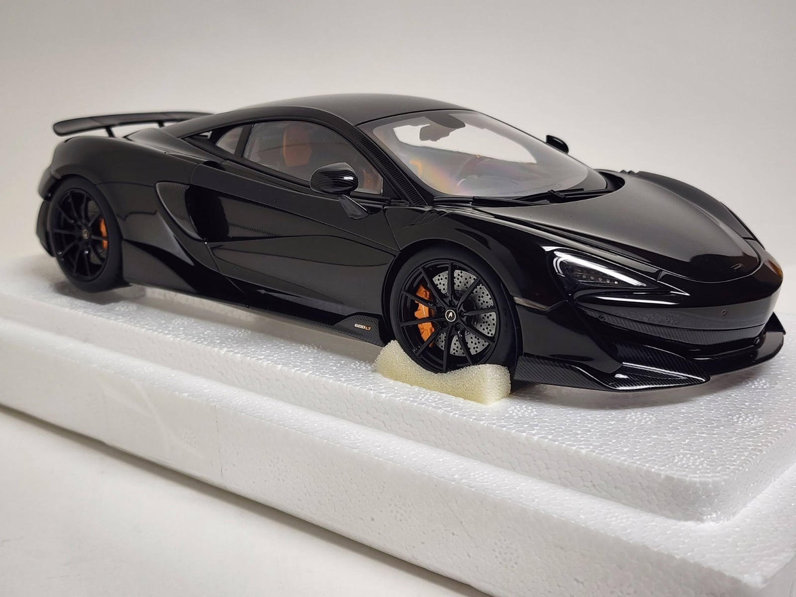 AUTOart – 1/18 die cast: McLaren 600LT, ONYX BLACK and orange inside.
