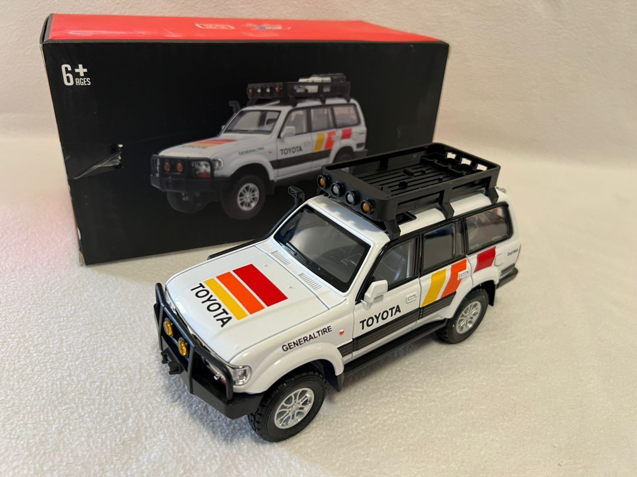 1:24 Toyota Land Cruiser LC80 Car Model Alloy Diecast Vehicle Gift Sound Light