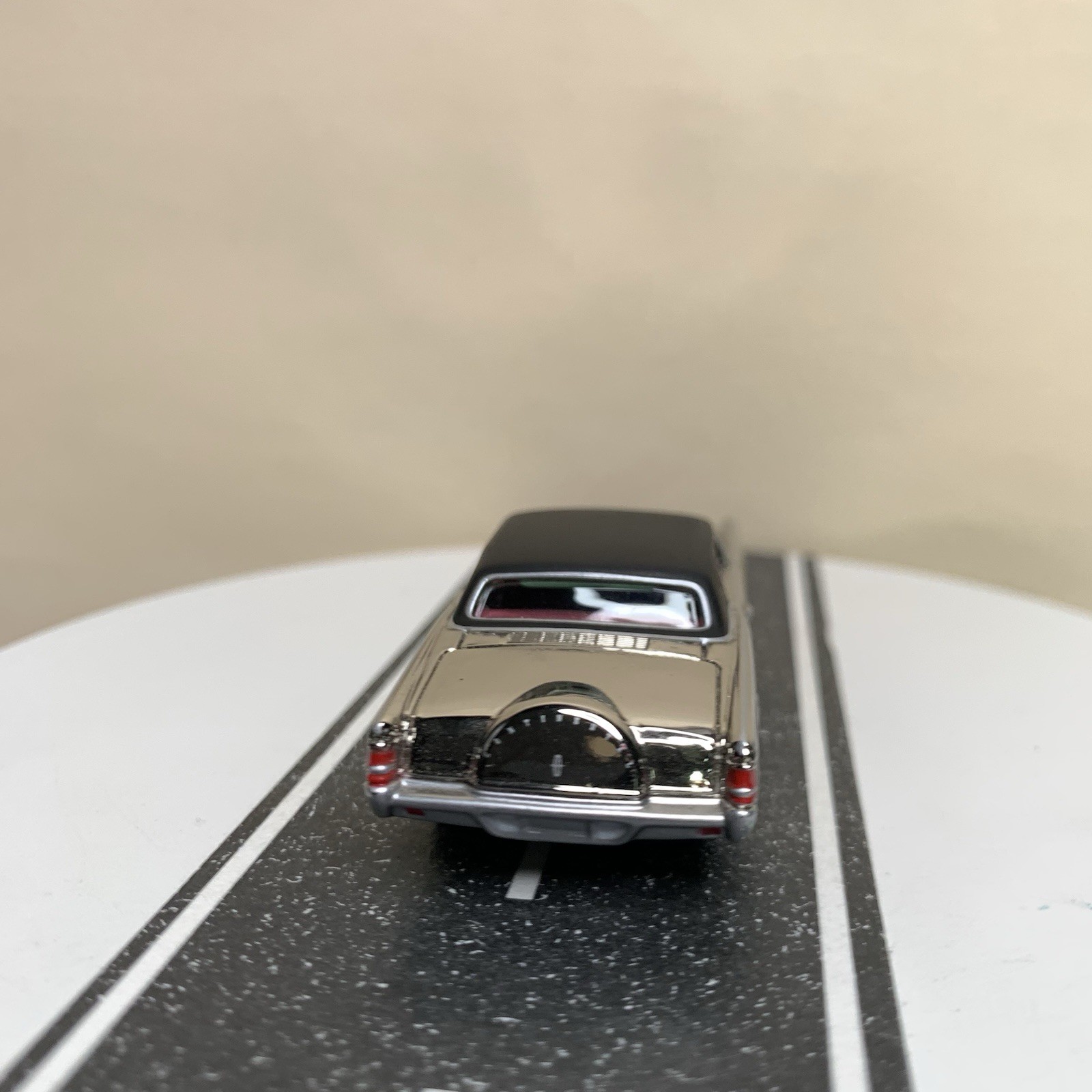 Johnny Lightning Classic Gold 1969 Lincoln Continental Mark III Chrome 1:64 NM