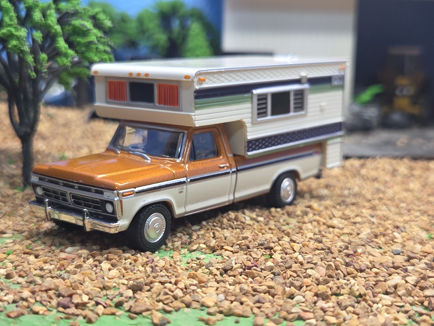 GREENLIGHT 1976 4×4 Ford F-250 XLT Lariat Truck 1:64 CAMPER Farm Ertl 1979