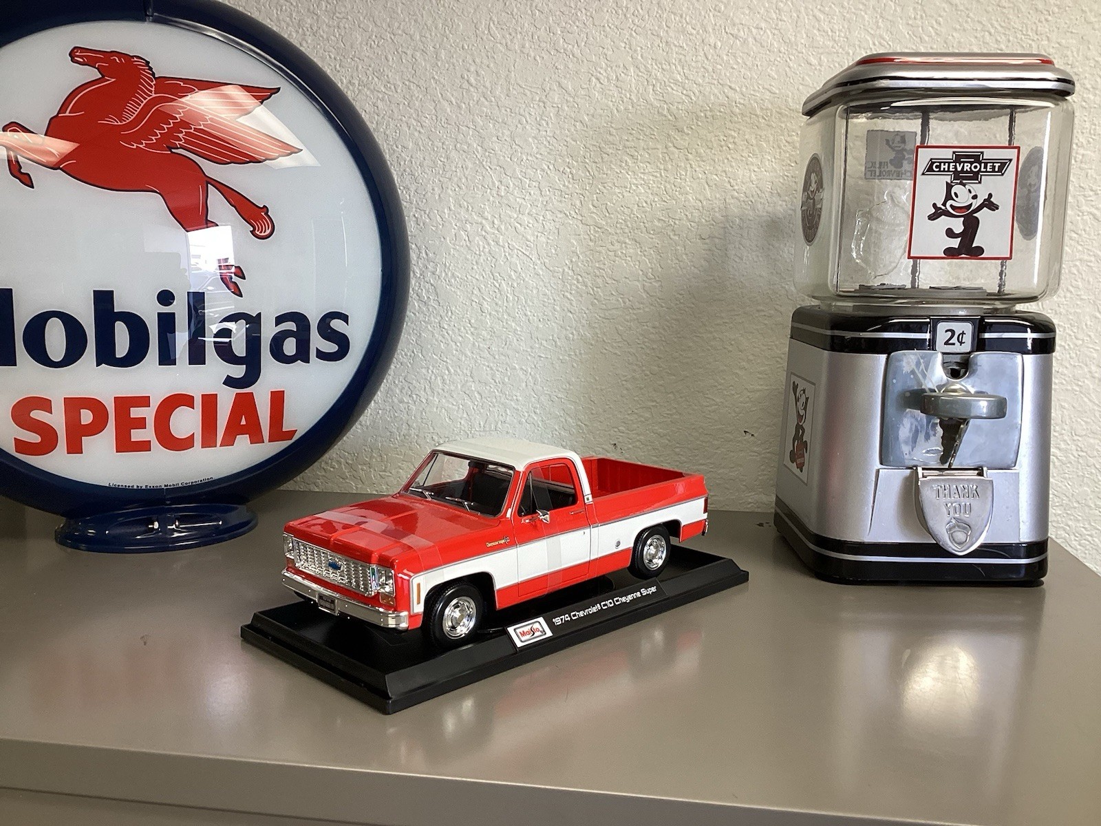 Maisto 1974 Chevrolet C/10 Cheyenne Super Red 1:18 Scale Special Edition Diecast