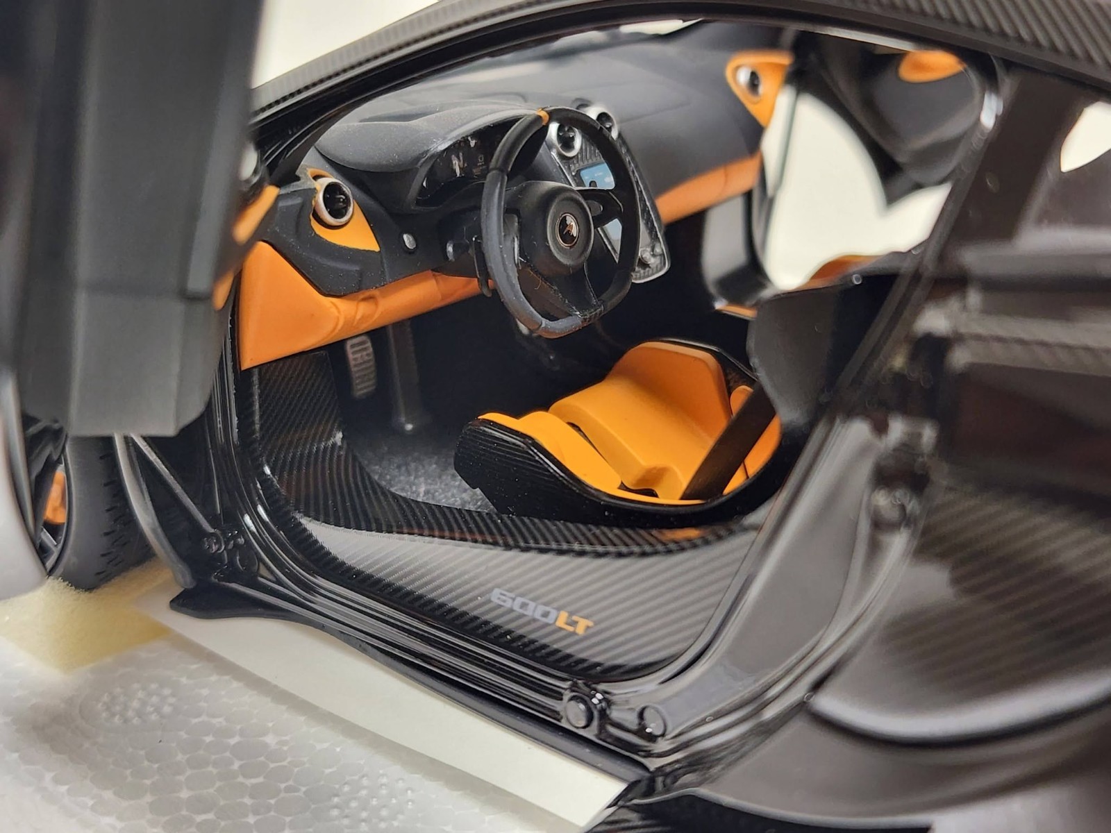AUTOart – 1/18 die cast: McLaren 600LT, ONYX BLACK and orange inside.