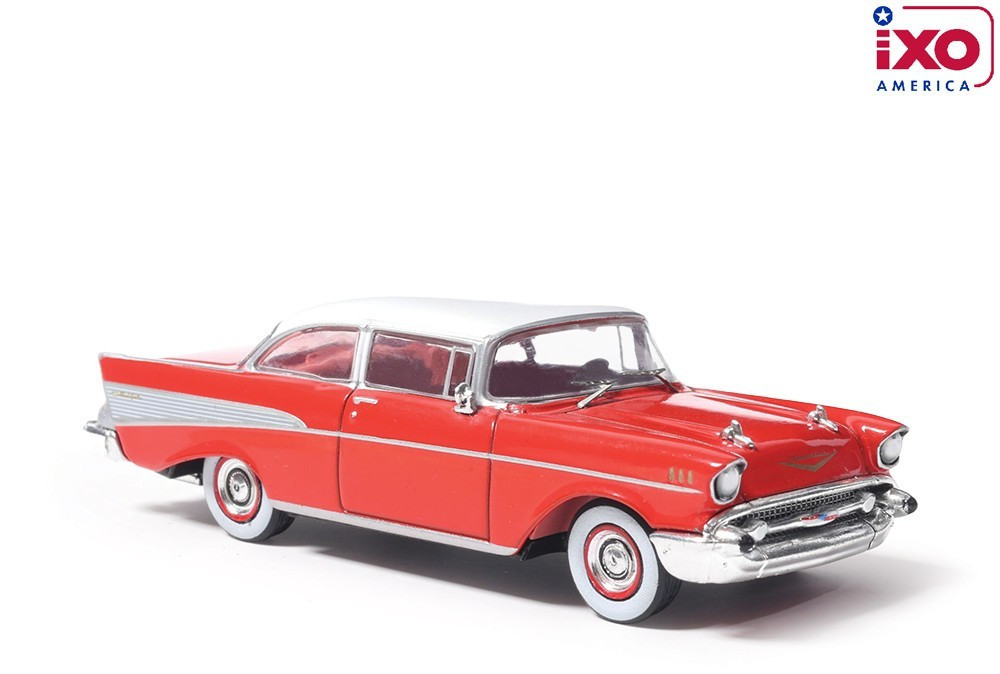 IXO AMERICA 1:64 1957 CHEVROLET BEL AIR SEDAN – MATADOR RED & IVORY – AI64008
