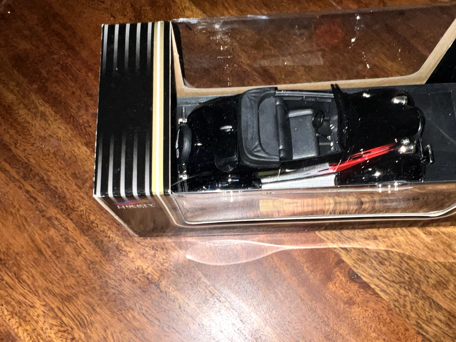 1932 32 FORD ROADSTER HOT ROD BLACK FLAMES 1:64 SCALE DIORAMA DIECAST MODEL CAR