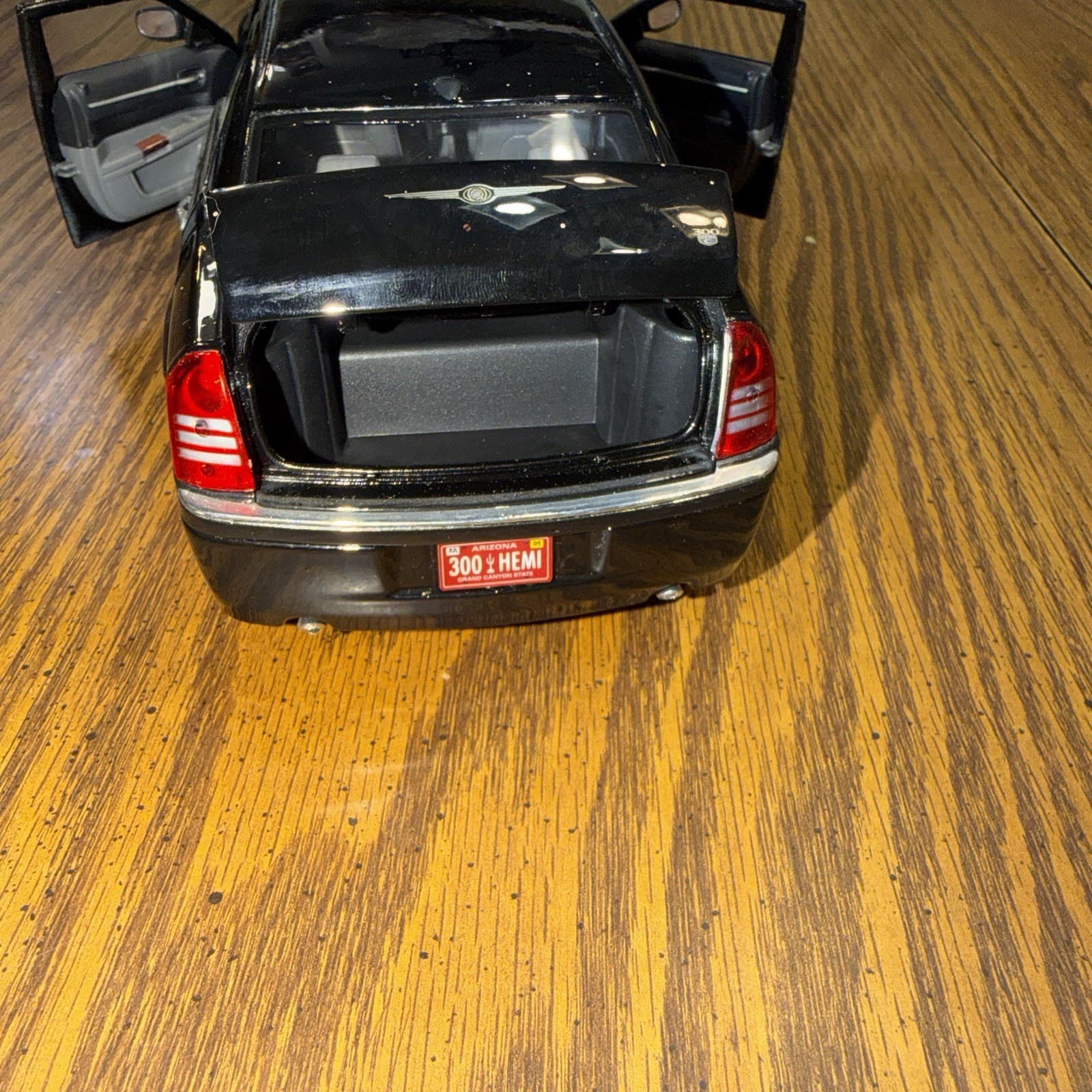 Maisto 2005 Chrysler 300C Hemi Black 1:18 Diecast Collectable Car