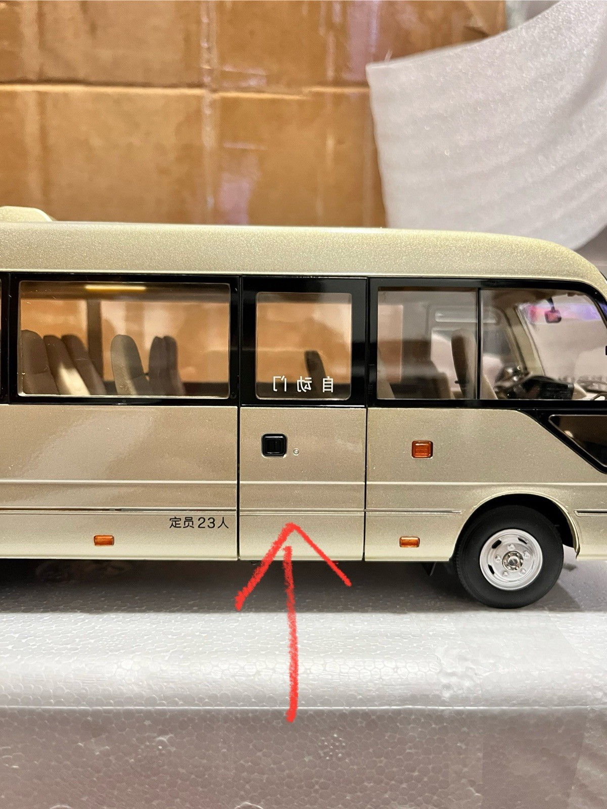 1:24 Scale Toyota Coaster Liesse Passenger Minibus Diecast Model Car