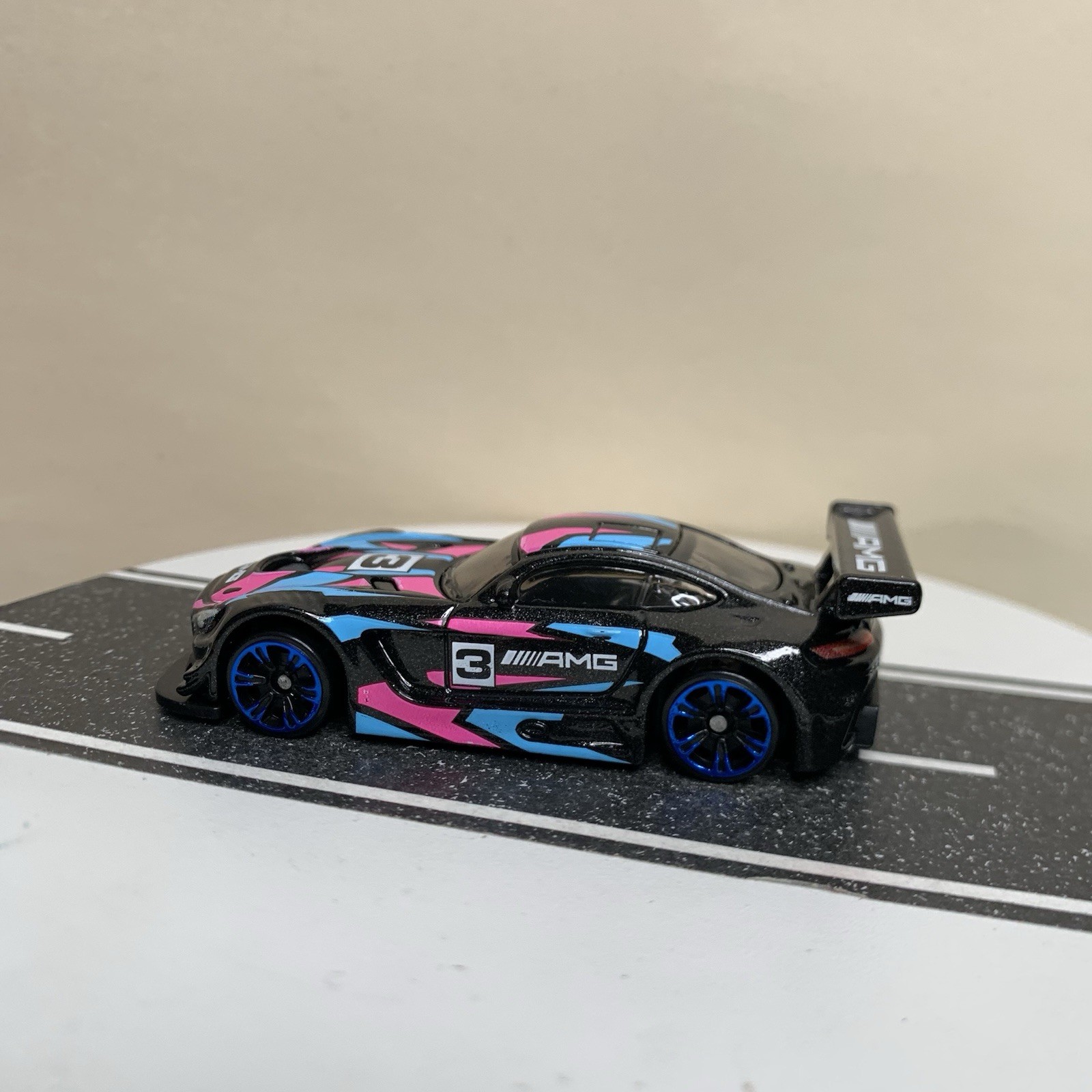 2024 Hot Wheels Neon Speeders #5/8 ’16 Mercedes-AMG GT3 Black/Blue/Pink 1:64 NM