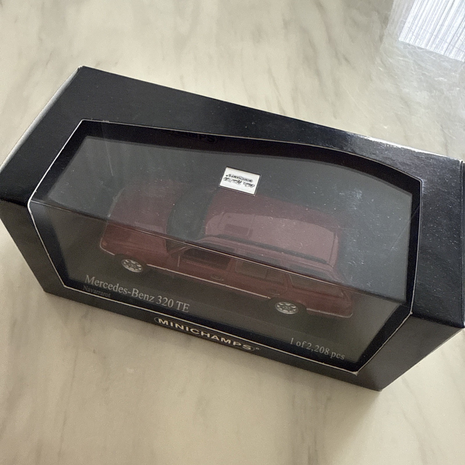 Mercedes-Benz E-Class (W124) 320 TE SW 1990 Red 1:43 Minichamps 430037010 (2)