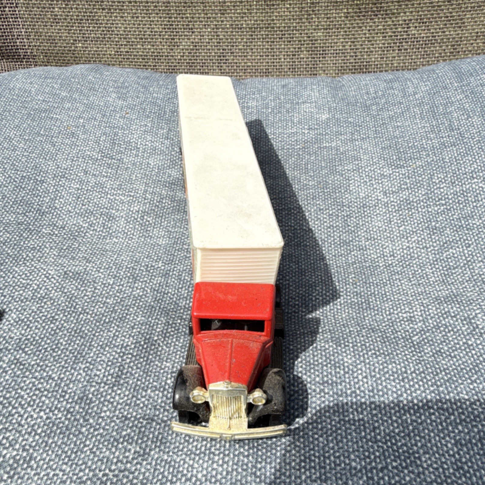 Jelly Belly 1:64 Diecast Tractor Trailer Semi Truck Red White Multicolor