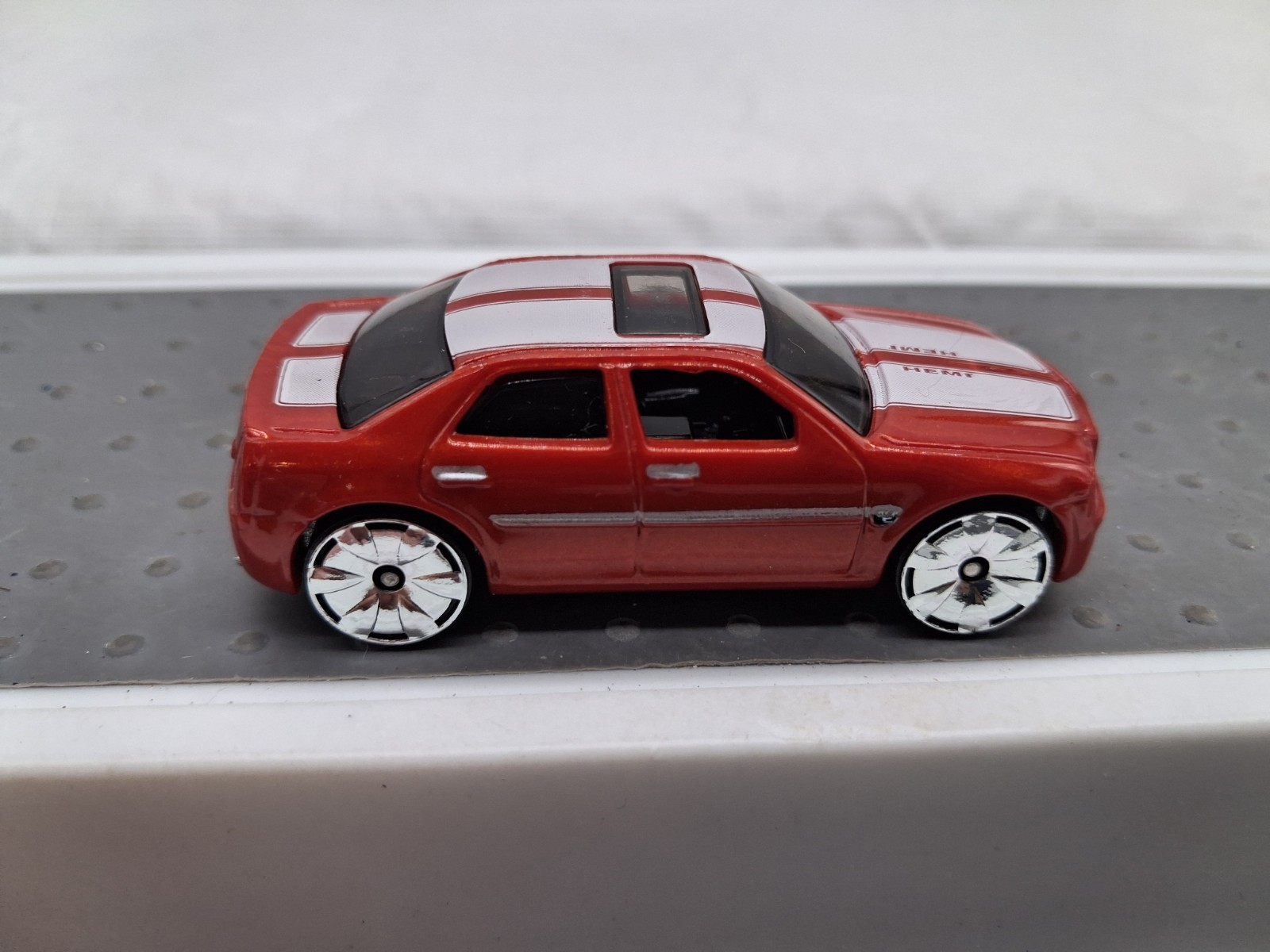 Hot Wheels 2009 Track Stars 2005 Chrysler 300C Hemi Red Die Cast