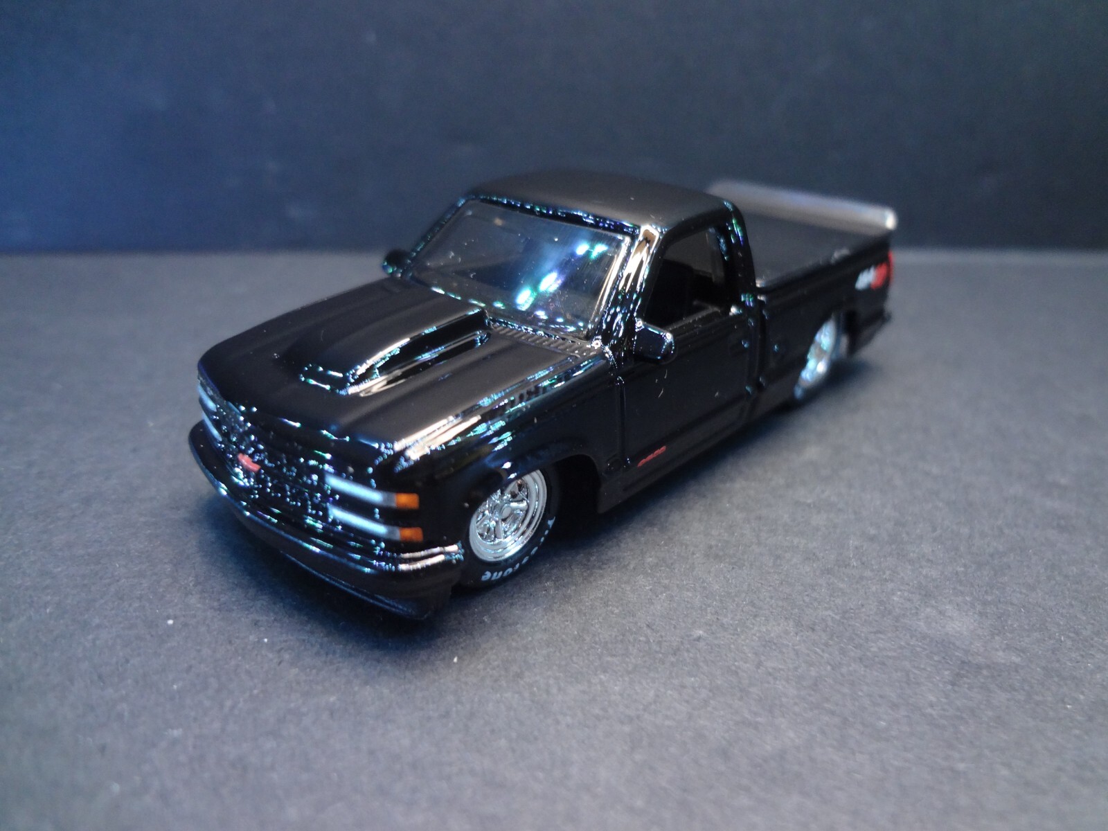 MaisTo 1993 Chevrolet 454 SS Pickup black w/ removable bed cover – Loose 1:64