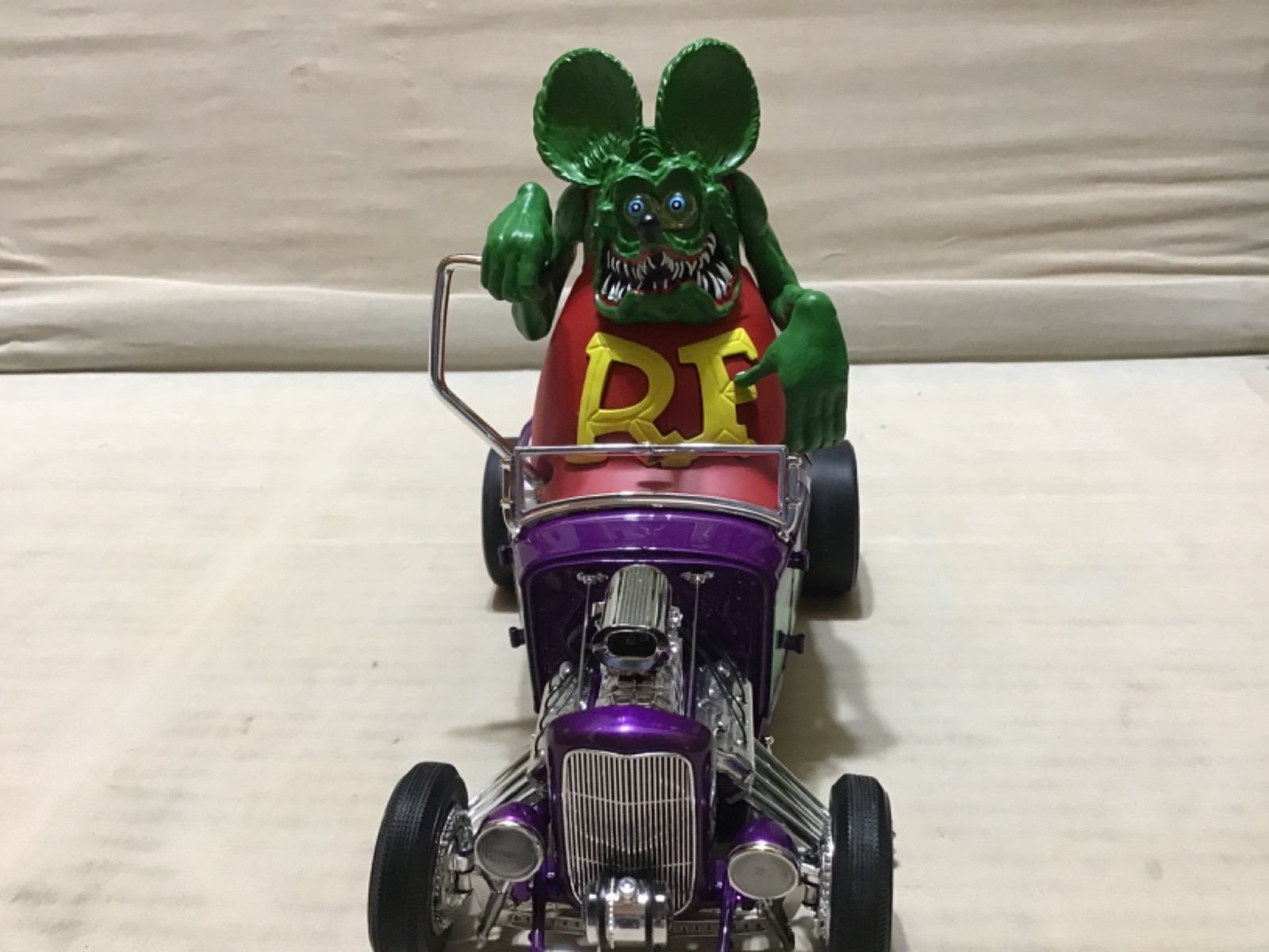 FORD 1932 RAT FINK WITH FIGURE PURPLE FLAMED ROADSTER 1/18 ACME #A1805020 NICE