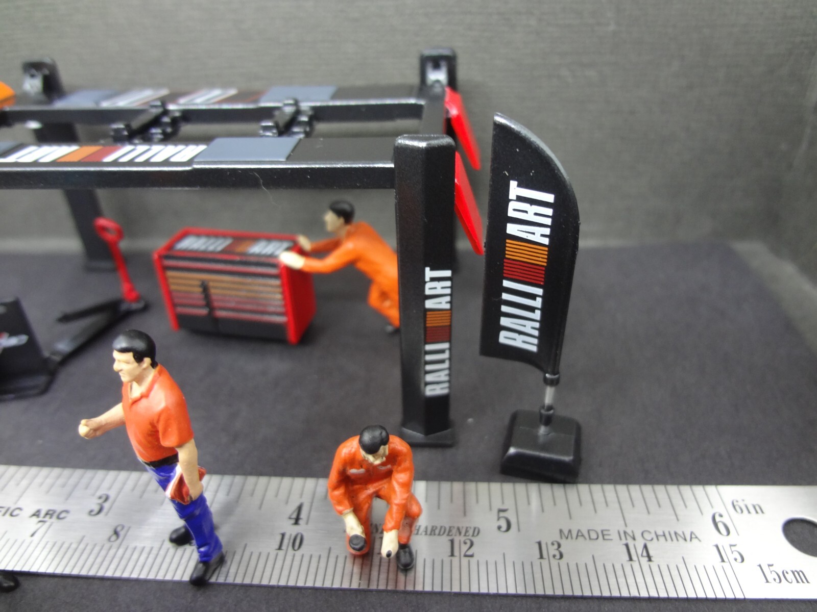 1:64 black/red/orange Garage tool set w/ mechanics & bossmen figures+ stickers