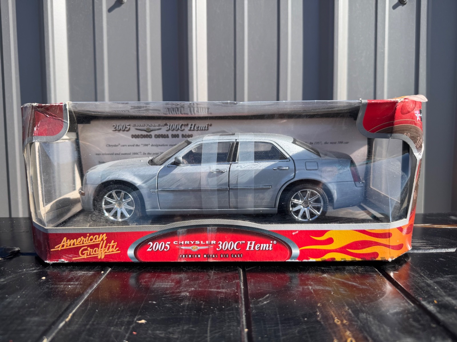 Motormax American Graffiti 1:64 Chrysler 300C Hemi 2005 grey Diecast Car