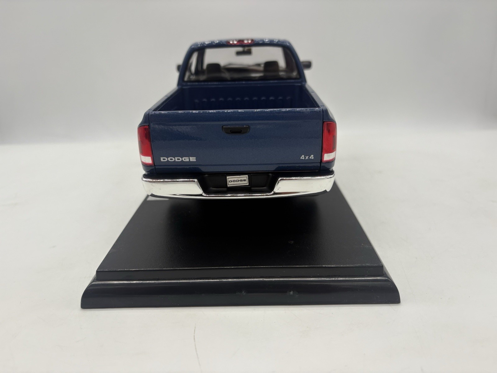 Welly 2002 Dodge Ram 1500 Quad Short Box Diecast Pickup Truck 1:19 W Box – Blue