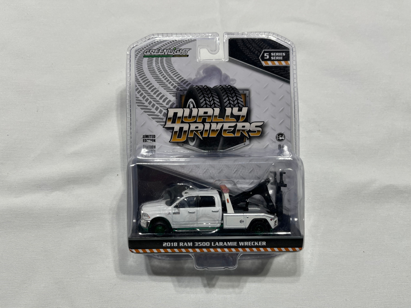 # 01256 – 1:64 Greenlight 2018 Ram 3500 Dualie Wrecker Chase – 1 Pc.