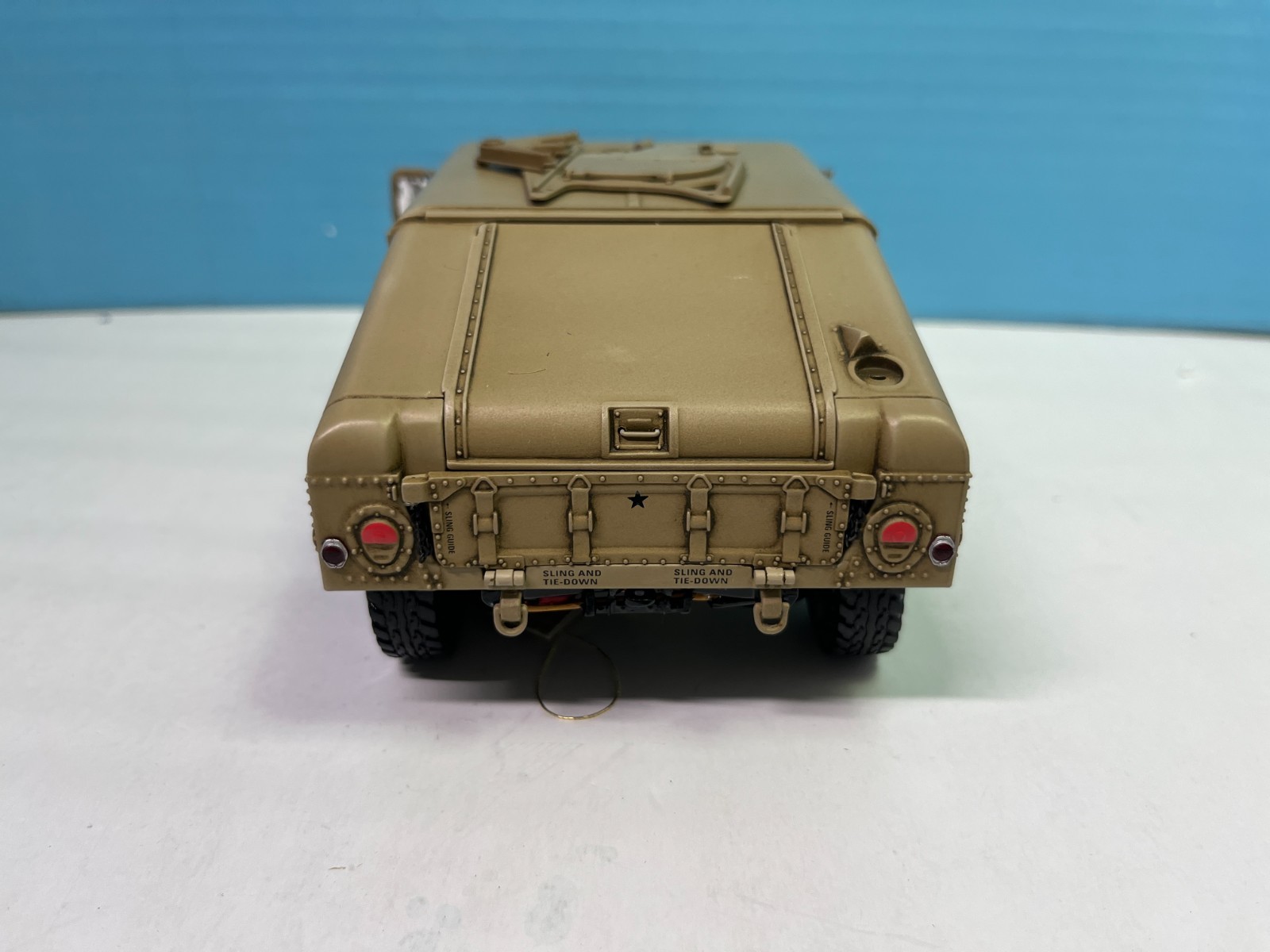 1/24 MILITARY AM GENERAL HUMVEE DESERT CAMO BEIGE BOXES & PAPERWORK READ CO