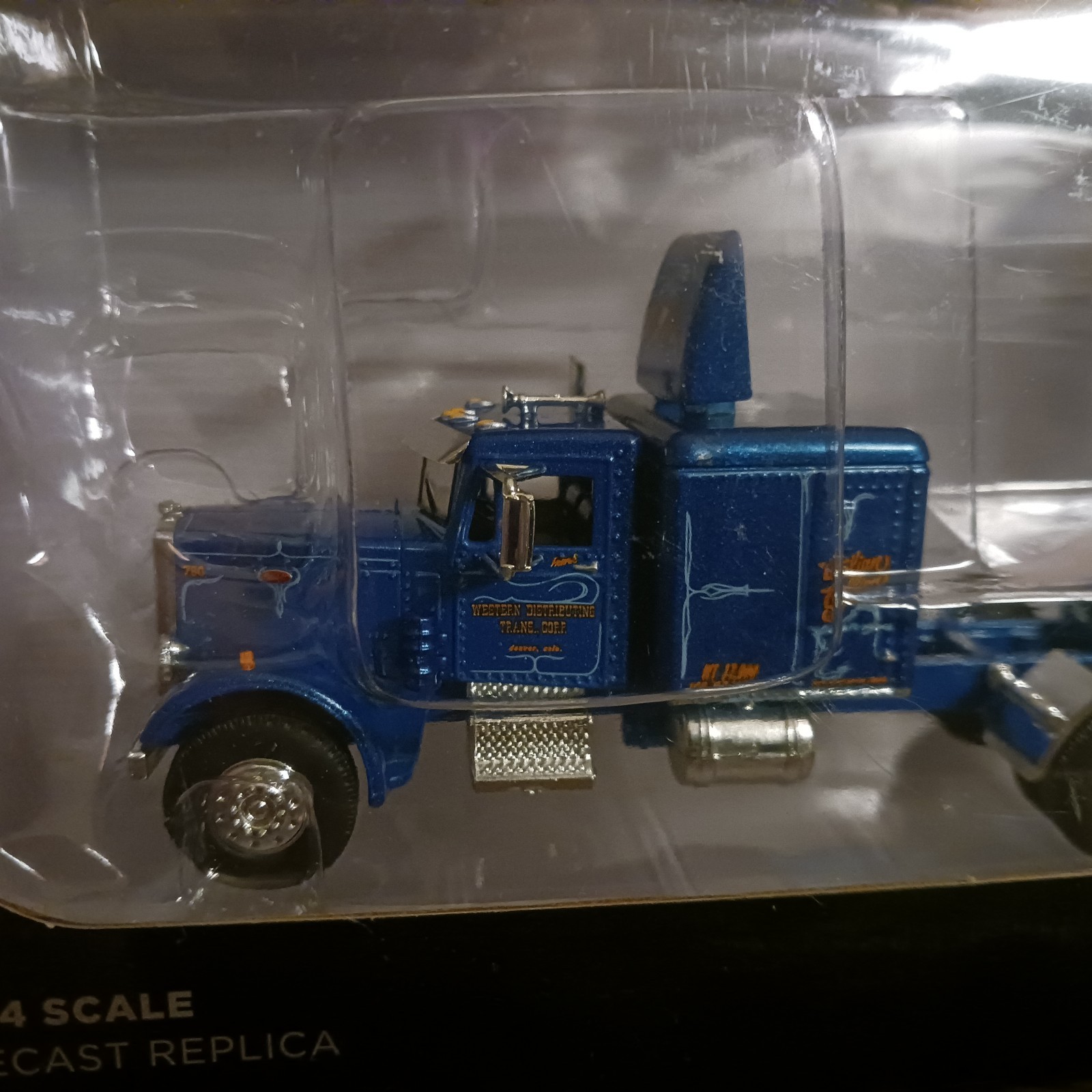 1/64 DCP Western Distributing Peterbilt 351 Sleeper Cab 40′ Reefer New 60-0439