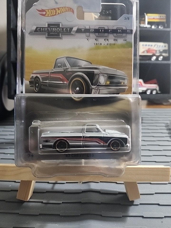 HOT WHEELS TRUCKS 100 YEARS 3/8 ‘67 CHEVY C10 ( IN PROTECTOR )