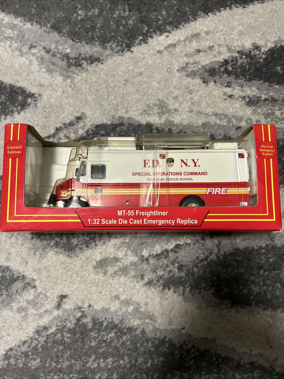 1:32 Code 3 FDNY New York Fire Department Freightliner MT-55 Command Post New
