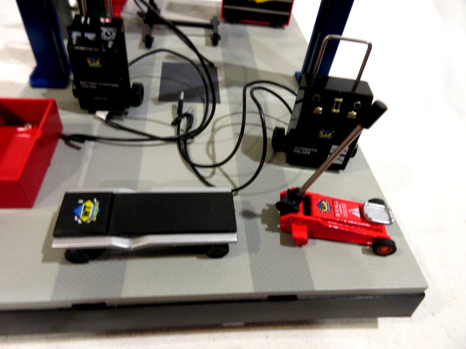 Die Cast Mechanics Garage/Workshop w/Tools Working Lift 1:18 Scale by WT & Magic