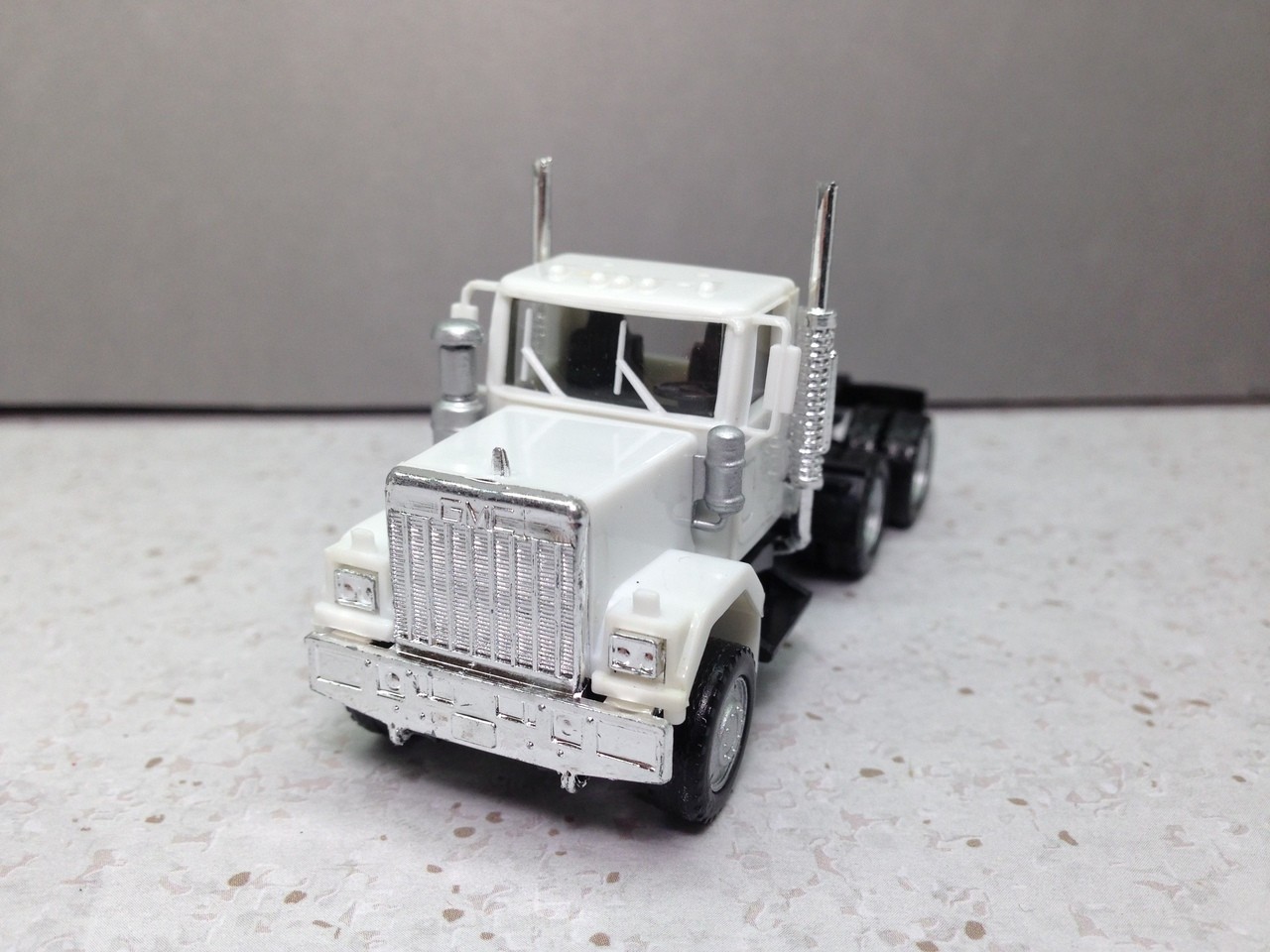 HO 1:87 Promotex # 15234 GMC Short Tandem axle Day Tractor – White