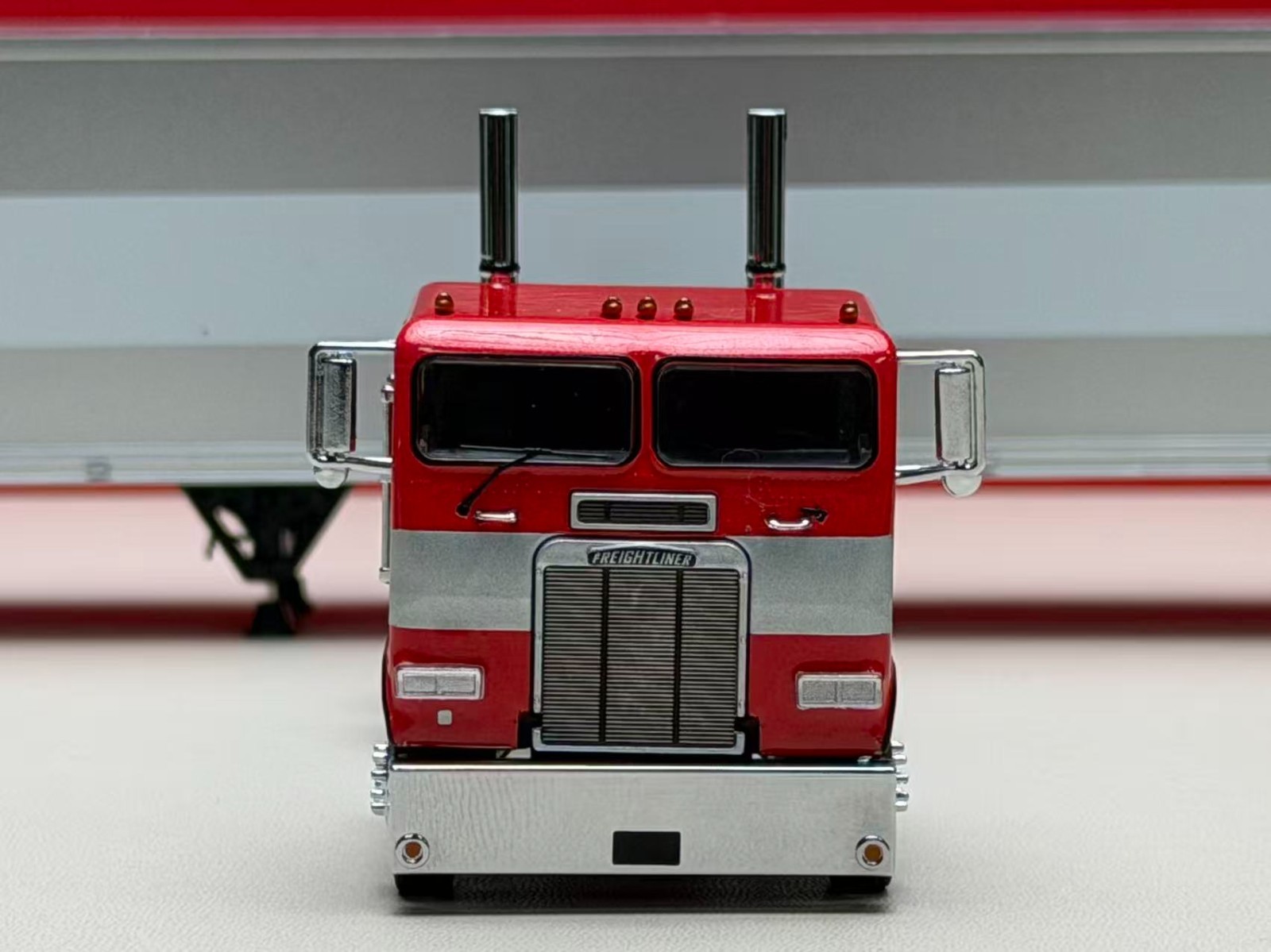 1:64 596 HEC G1 Freightliner Container Truck Tractor Model Diecast Metal Car