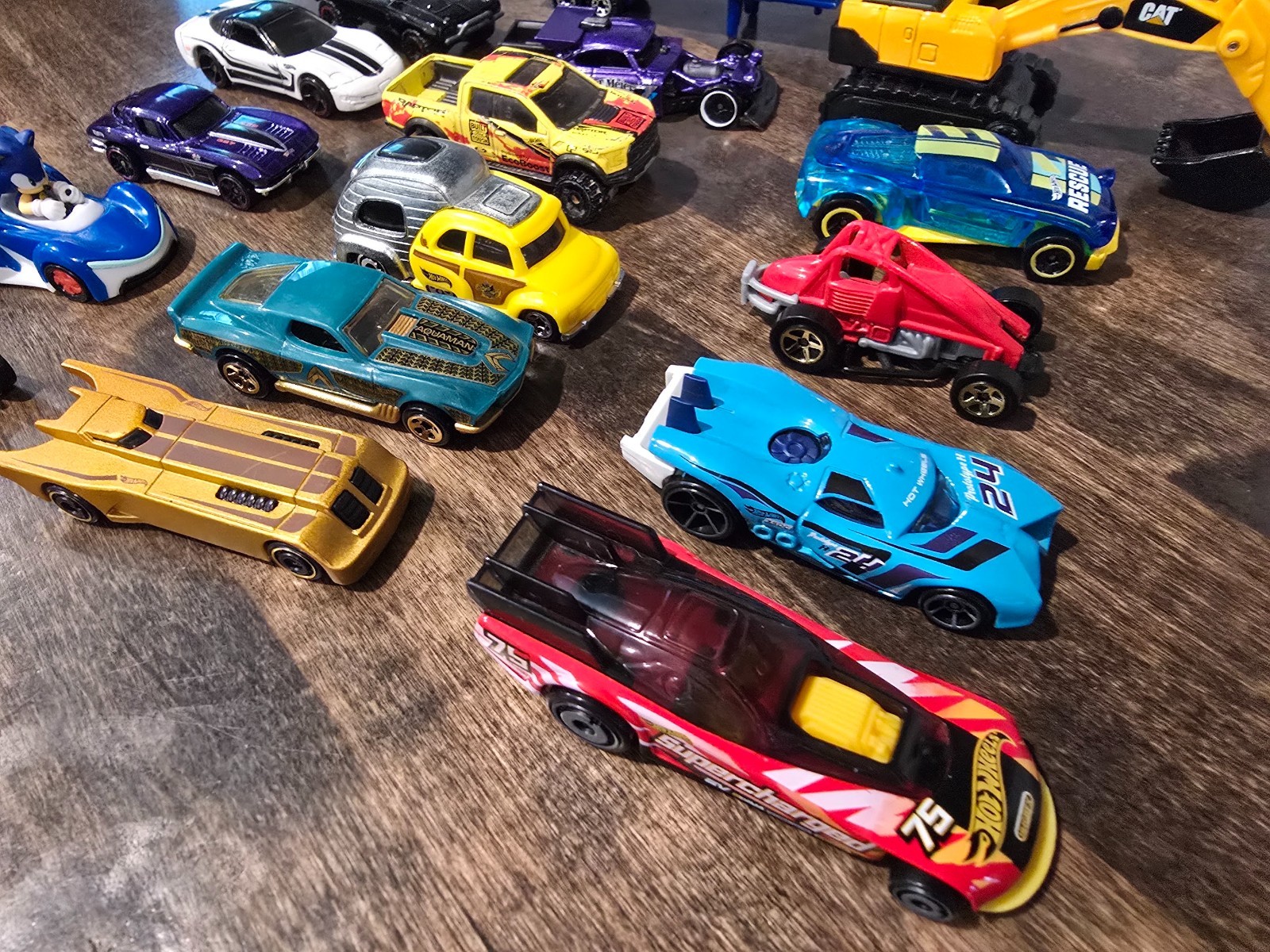 16 Hot Wheels & Other Various Diecast Toy Cars Lot – Sonic, Cat, Hawaiian Punch