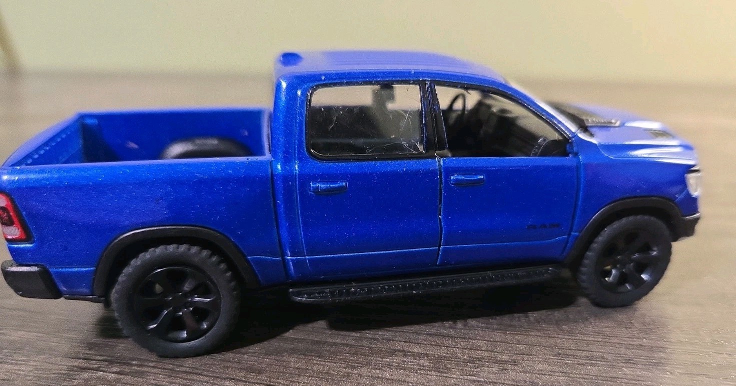5″ Die-cast: BLUE 2019 RAM 1500 Pickup Truck 1/46 Scale Diecast Model car