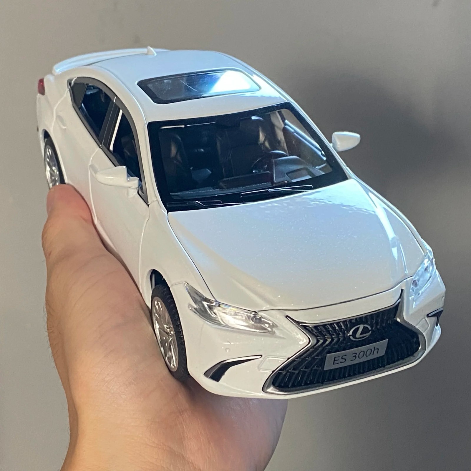 1:24 Lexus ES300 ES300h Alloy Diecast Car Model Sound Light Kid’s Collectibles