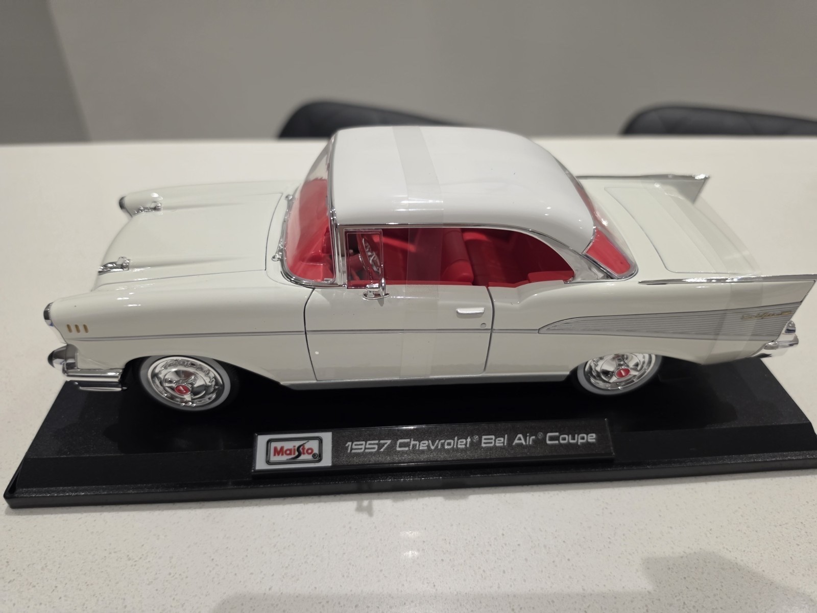 Maisto Special Edition 1:18 Scale Diecast Car 1957 Chevrolet Bel Air Coupe White