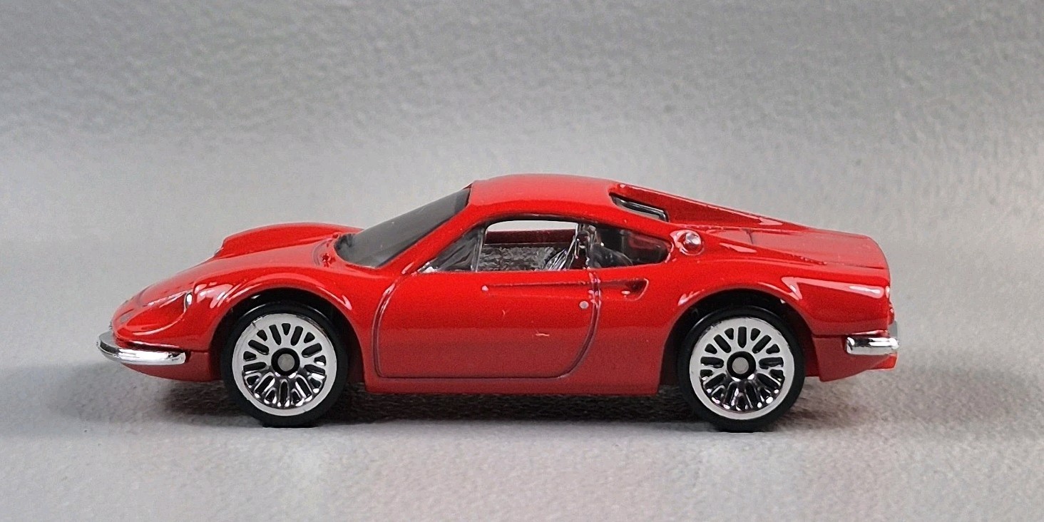 FERRARI DINO 206 GT Diorama Collectible DieCast Model Car 1:64 Red LOOSE