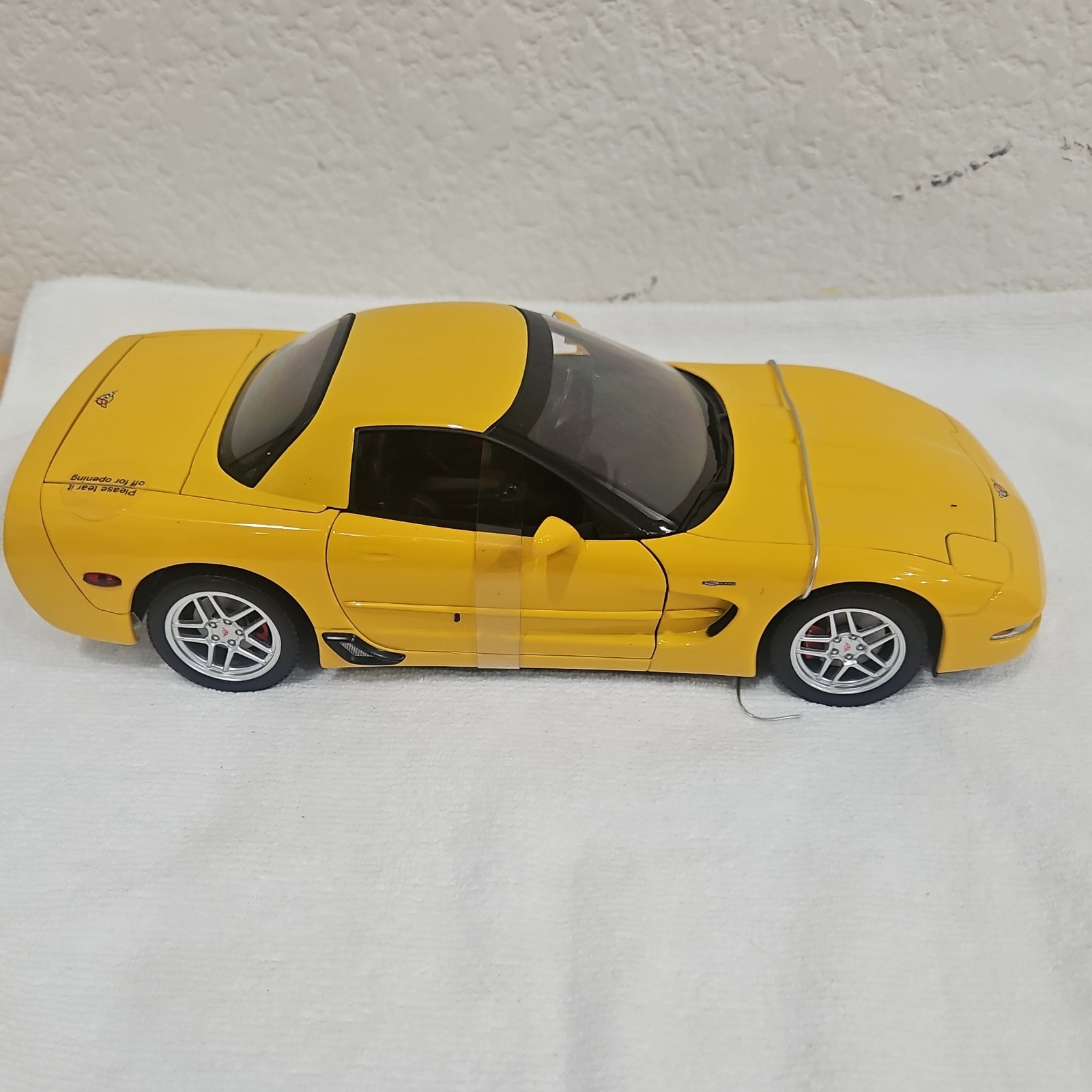 AUTOart 1:18 Chevrolet Corvette 2002 Contemporary Diecast Yellow/Black w/ Case