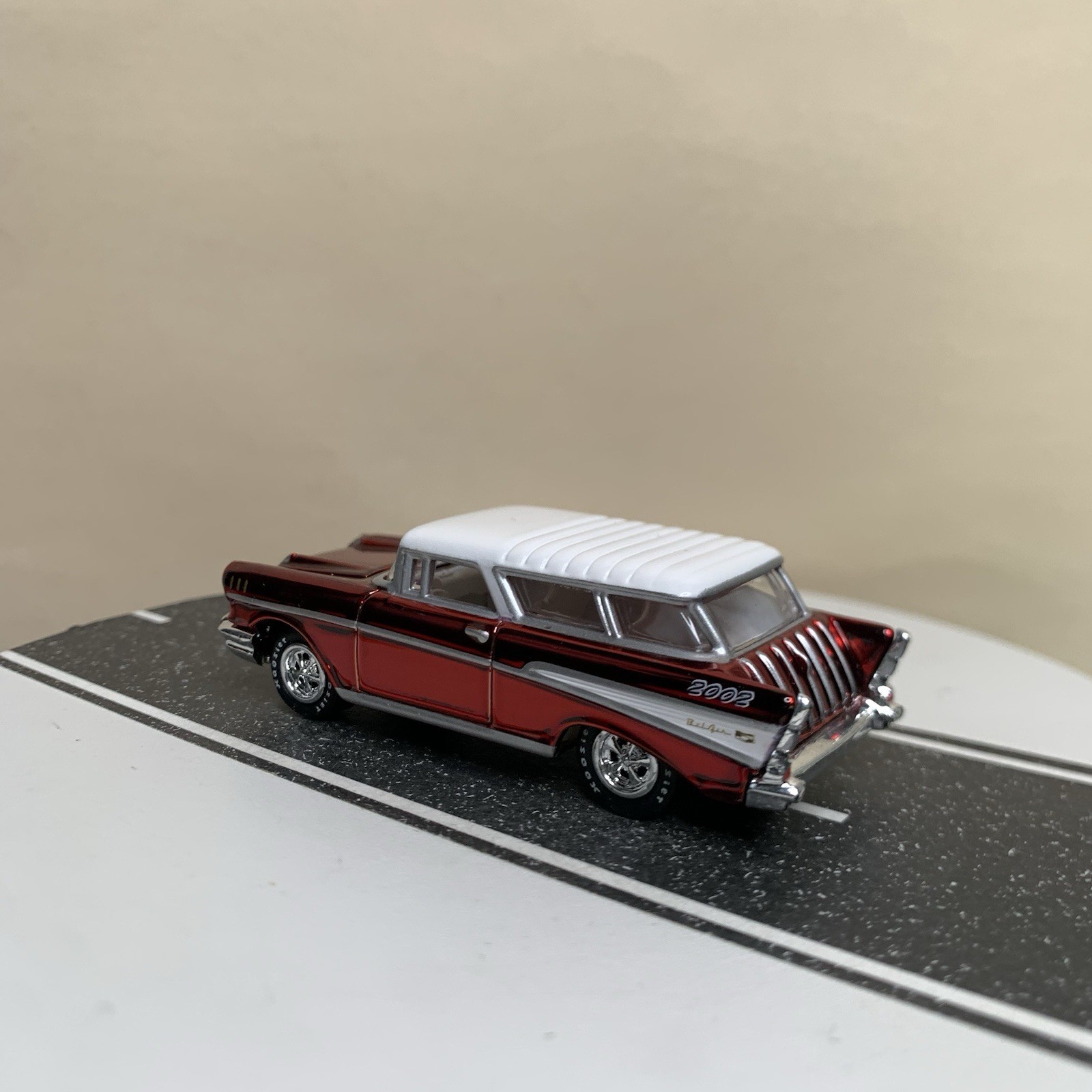 2002 Johnny Lightning Holiday Classics 1957 Chevy Nomad Wagon Red Chrome 1:64 NM